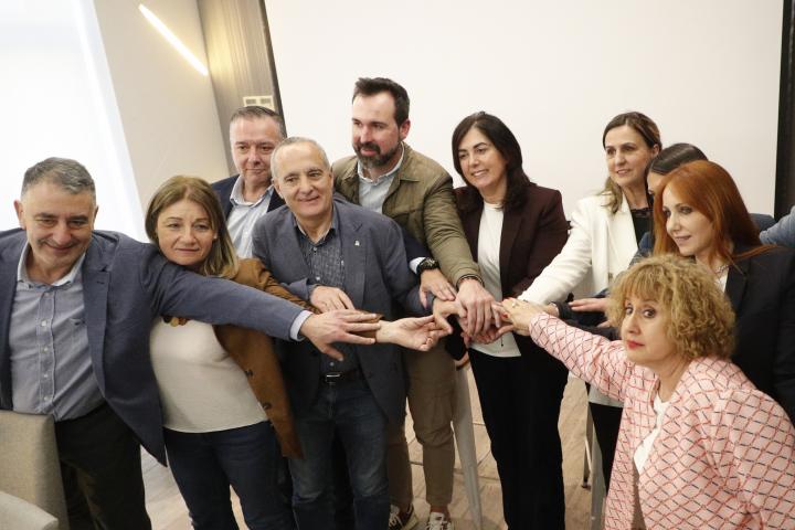 La portavoz popular lucense, Elena Candia, acompañada de otros ediles populares y de María Reigosa, la concejala tránsfuga del PSOE; tras el anuncio de moción de censura a PSOE y BNG.