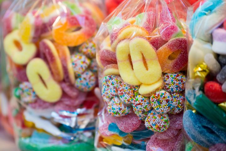 Bolsas de chucherías en una tienda