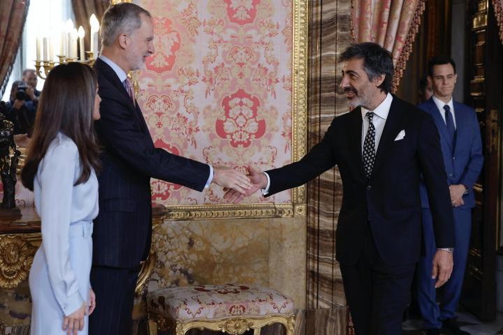 Los reyes Felipe VI y Letizia saludan al escritor Juan del Val