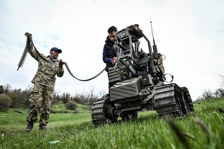 Militares ucranianos prueban un robot de tierra en Zaporiyia