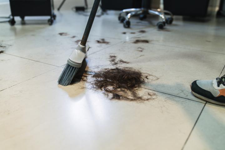 Pelo en el suelo de una peluquería, en una imagen de archivo