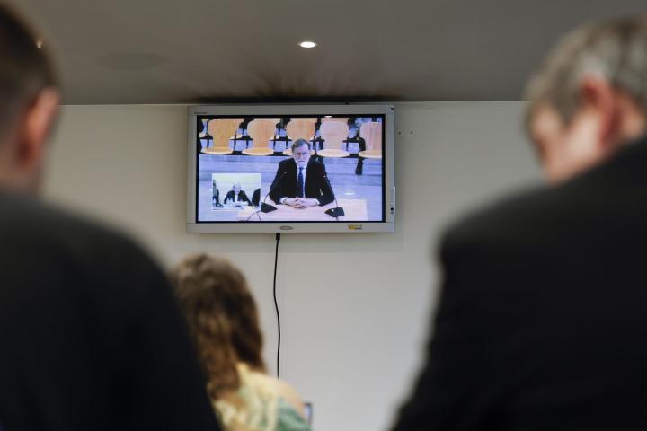 SAN FERNANDO DE HENARES (MADRID), 23/04/2026.- Una pantalla en la sala de prensa muestra al expresidente del Gobierno Mariano Rajoy durante su declaración como testigo en el juicio del caso Kitchen, en el Tribunal Central de Instancia de la Audiencia Nacional, en San Fernando de Henares, este jueves. Rajoy vuelve este jueves a la Audiencia Nacional para declarar como testigo y a enfrentarse al fantasma de las siglas 'M.R' de los papeles de Bárcenas, quien asegura que le grabó destruyendo la última hoja de la contabilidad B del partido. EFE/Mariscal