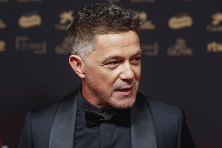 GRANADA, SPAIN - FEBRUARY 08: Alejandro Sanz attends the red carpet during Goya Cinema awards 2025 at the Granada Conference & Exhibition Centre on February 08, 2025 in Granada, Spain. (Photo by Aldara Zarraoa/Getty Images)
