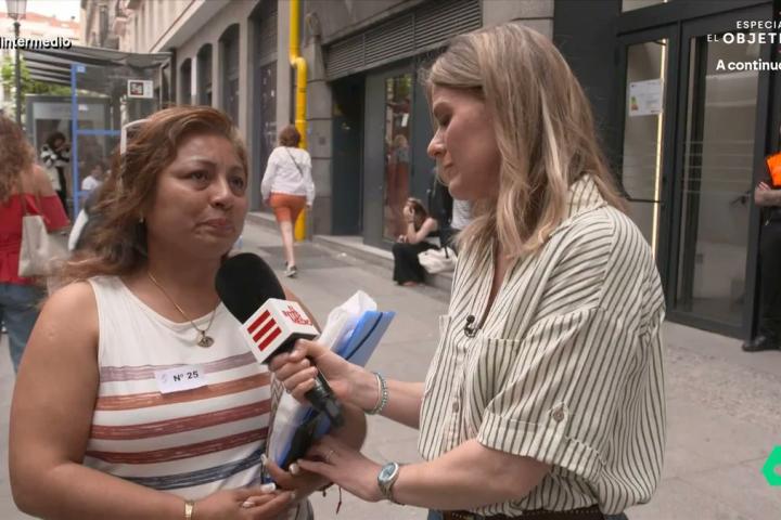 Andrea Ropero entrevista a una mujer migrante en proceso de regularización.