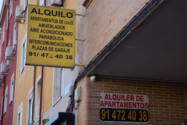 Anuncios de alquiler de distintos inmuebles, en una imagen de archivo en Madrid