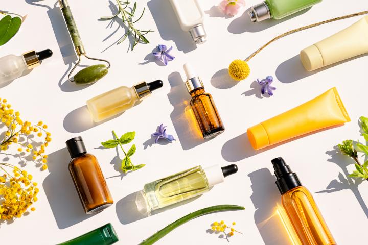 Diferentes envases de productos de belleza y perfumería