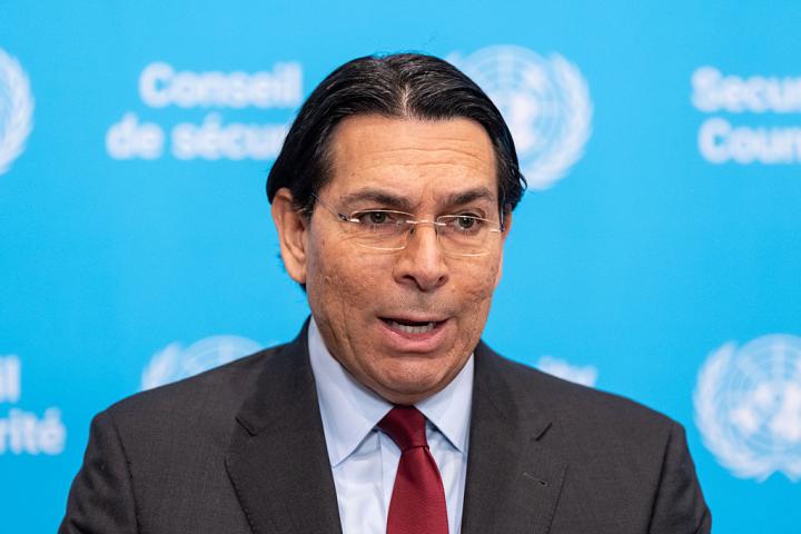 El embajador de Israel ante la ONU, Danny Danon, habla con la prensa antes de la reunión de emergencia del Consejo de Seguridad sobre Líbano, el 31 de marzo de 2026.