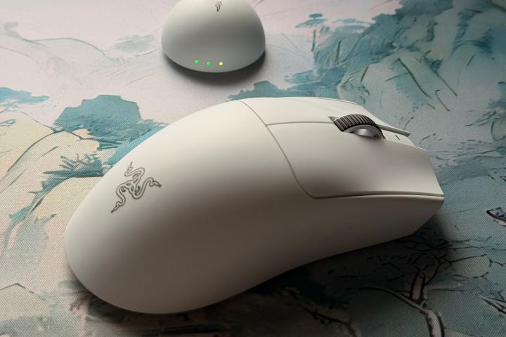 El nuevo Razer Viper V4 Pro, con su nuevo 'dongle' rediseñado.