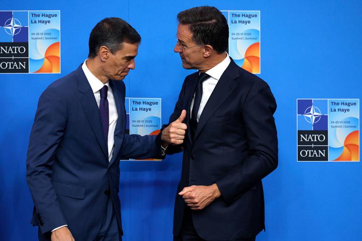 El presidente del Gobierno de España, Pedro Sánchez, con el secretario general de la OTAN, Mark Rutte, en la cumbre de la Alianza, el 25 de junio de 2025 en La Haya.