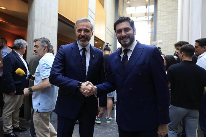 El presidente del PP de Aragón, Jorge Azcón (i), y el líder de Vox en la región, Alejandro Nolasco