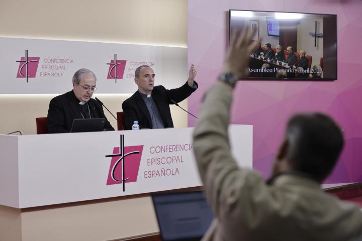 El secretario general de la Conferencia Episcopal Española, Francisco César García Magán, y el director de la Oficina de Información de la Conferencia Episcopal Española, Josetxo Vera