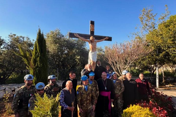 La delegación italiana de la UNIFIL, con los religiosos locales, restituyendo el Cristo dañado por Israel.