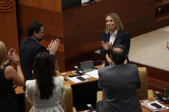 La presidenta de Extremadura, María Guardiola, recibiendo los aplausos de la bancada popular tras conseguir la investidura.