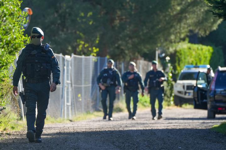 Miembros de la Guardia Civil durante un nuevo reconocimiento en la vivienda de los padres del principal sospechoso y acusado de la muerte de Esther López, ocurrida el 16 de abril de 2026 en Traspinedo, Castilla y León, España.
