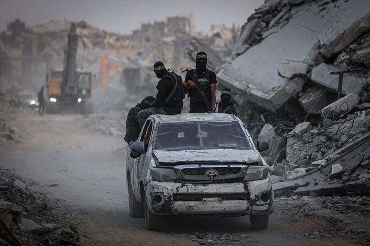 Miembros de las Brigadas Qassam, de Hamás, patrullan por el barrio de Shejaiya tras encontrar el cuerpo de otro soldado israelí para entregarlo a la Cruz Roja en la ciudad de Gaza, el 5 de noviembre de 2025.