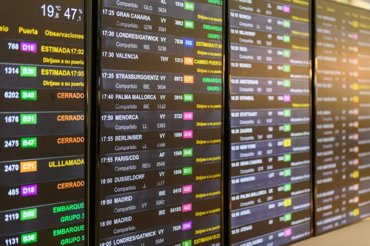 Panel de llegadas y salidas en el aeropuerto