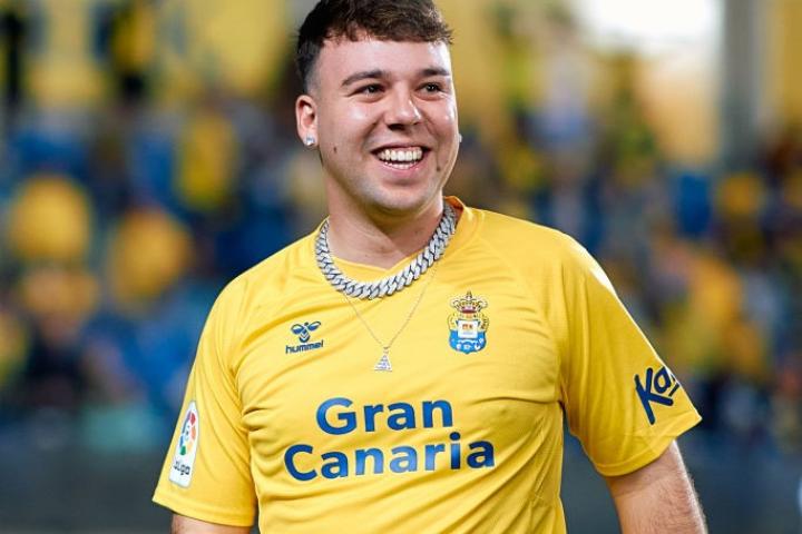 Quevedo con una camiseta de Gran Canaria