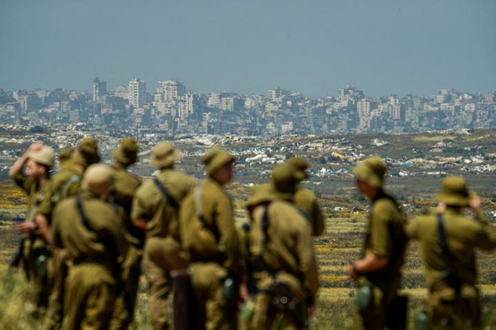 Soldados israelíes observan la ciudad destruida de Jabalia, en Gaza, cerca del Kibutz Nir Am, el 22 de abril de 2026, durante las celebraciones del Día de la Independencia.