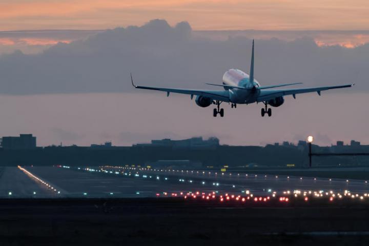Un avión despegando al amanecer