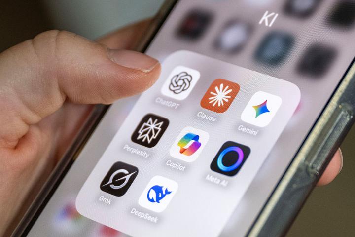 Un usuario muestras sus apps de IA en el móvil