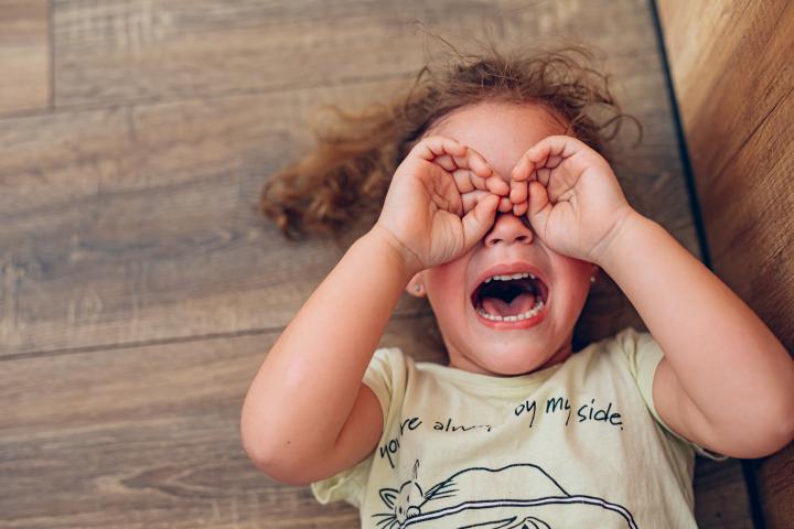 Una niña pequeña está teniendo una rabieta.