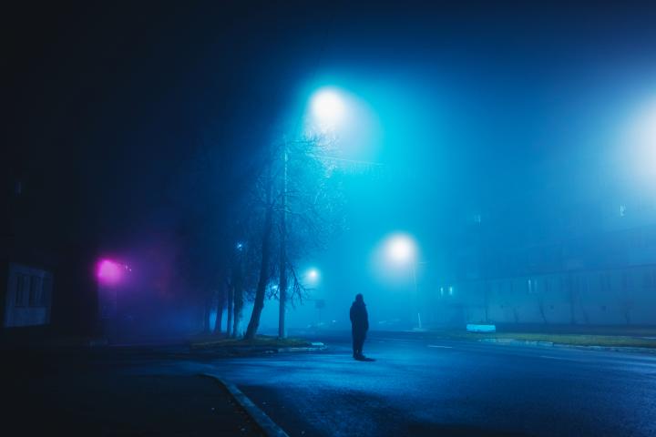 Una persona, sola en una calle.