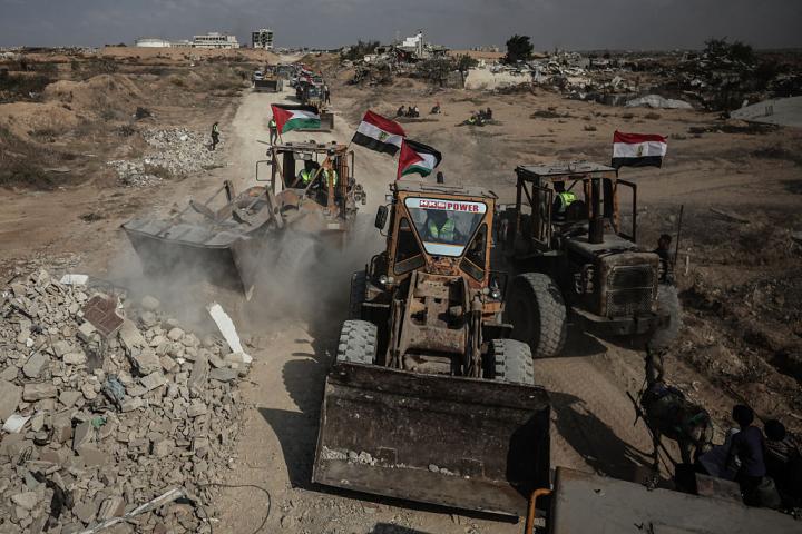 Vehículos pesados ​​de construcción enviados por Egipto llegan a la zona de Netzarim, en el centro de Gaza, para comenzar las obras de un campo de desplazados, el 11 de noviembre de 2025.