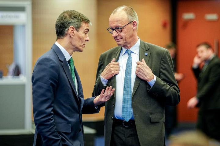El presidente del Gobierno, Pedro Sánchez, y el canciller alemán, Friedrich Merz.