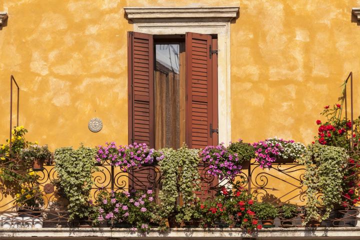 Un balcón lleno de flores