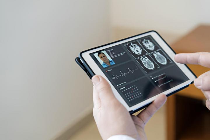 Un médico revisando la historia clínica del paciente en una tableta digital en la clínica