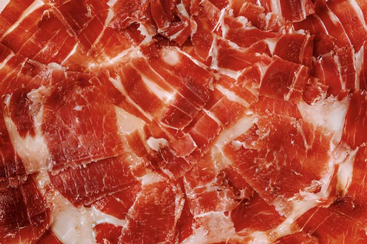 alt="alt="Una bandeja de jamón ibérico de bellota""
