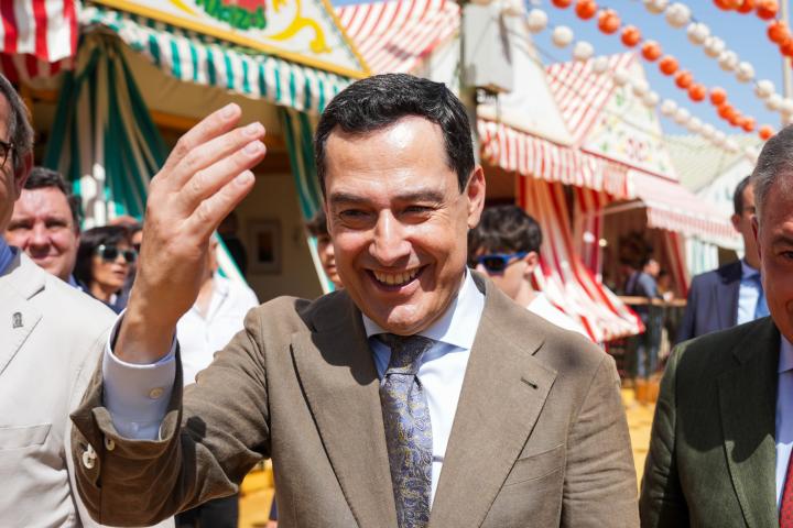 Juanma Moreno en la Feria de Abril de Sevilla.