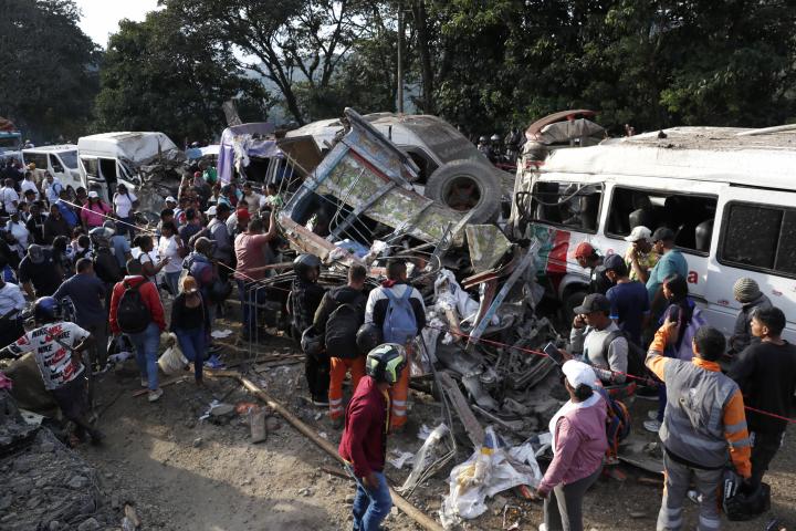 Personas realizan labores de rescate en la vía Panamericana tras un atentado este sábado, en Cajibío (Colombia).