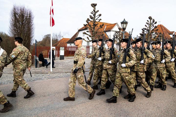 soldado-danes-expulsado-casado-rusa