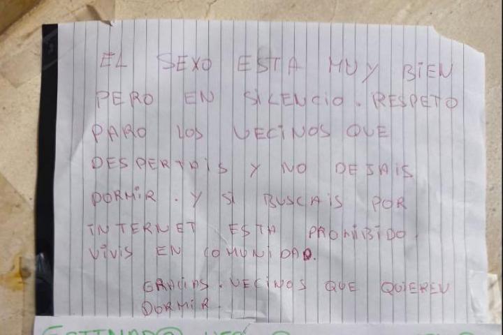 Cartel en una comunidad de vecinos