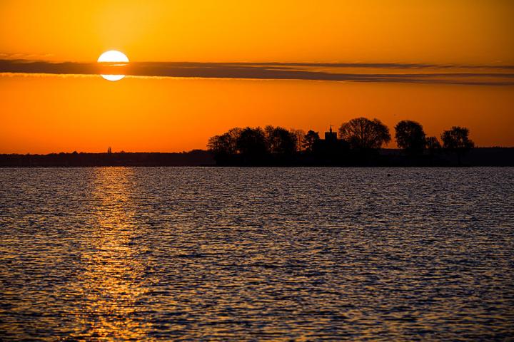 11 April 2026, Lower Saxony, Winzlar: The sun rises next to the island of Wilhelmstein in the Steinhuder Meer in the Hanover region. Photo: Moritz Frankenberg/dpa (Photo by Moritz Frankenberg/picture alliance via Getty Images)
