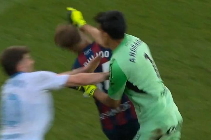 Esteban Andrada, portero del Zaragoza, da un puñetazo en el rostro al capitán del Huesca, Jorge Pulido, en el partido del 26 de abril de 2026.