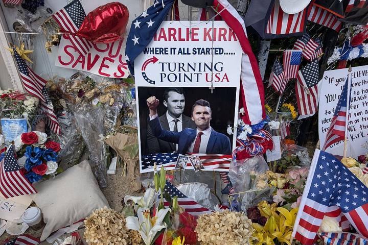 Flores, velas y fotos frente a la oficina original de Turning Point USA en Lemont, fundada por el activista conservador Charlie Kirk, el 21 de septiembre de 2025, día de su funeral.