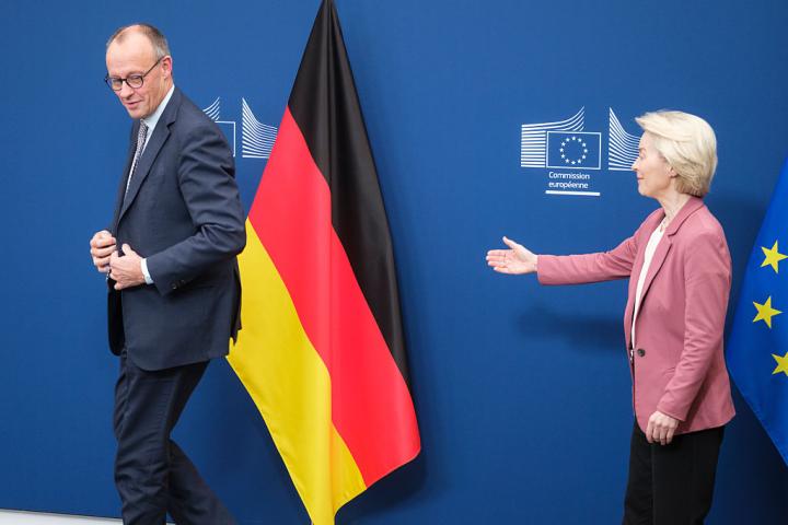 Friedrich Mez y Ursula von der Leyen, en un encuentro en Bruselas