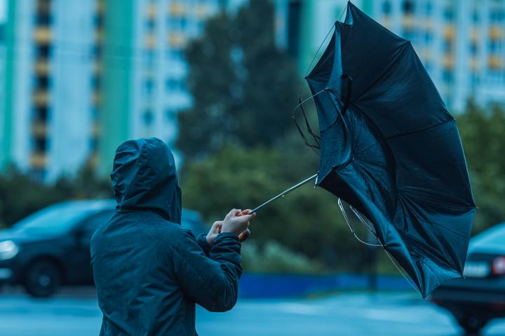 Un hombre bajo una tormenta