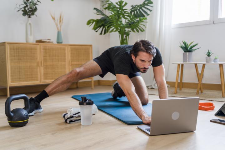 Un hombre haciendo deporte en casa