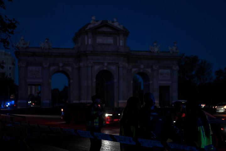 La Puerta de Alcalá de Madrid, a oscuras, durante el apagón del 28 de abril de 2025