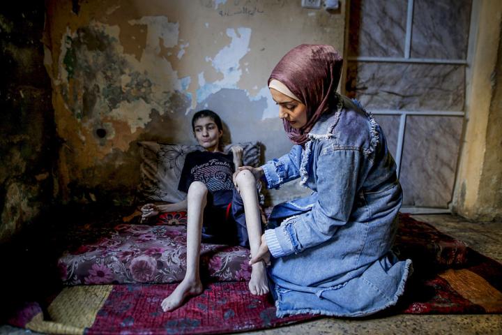 Merve Necm, 26 años, con discapacidad mental y desnutrición, atendida por su familia en el campo de refugiados de Shati, en Gaza, el 23 de abril de 2026.