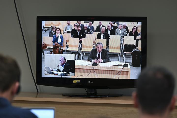 Pantalla en la sala de prensa muestra a Jordi Pujol Ferrusola declarando ante el juez en la sede de la Audiencia Nacional.