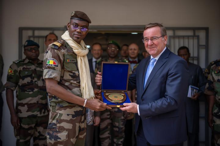 Sadio Camara, junto a Boris Pistorius