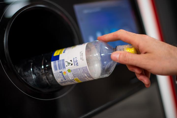 Una máquina de reciclaje en un supermercado