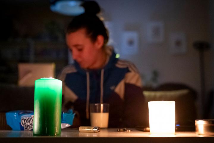 Una mujer ilumina su casa con velas durante el apagón