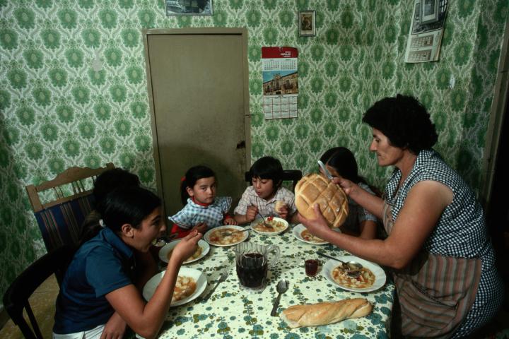 Una familia española de los 70 comiendo