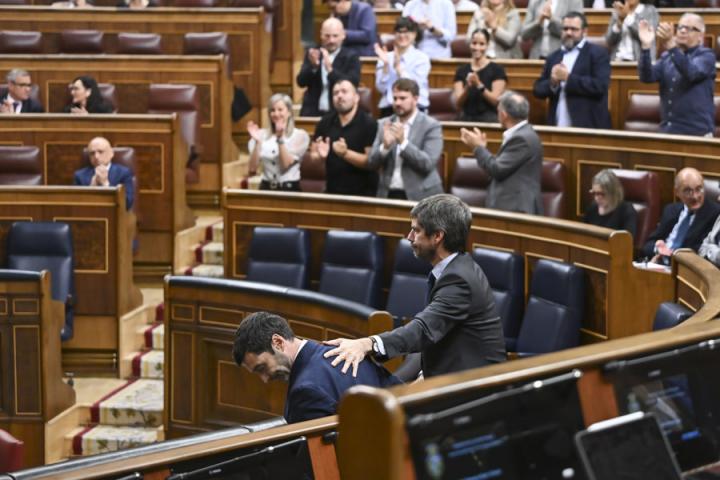 Pablo Bustinduy, junto a Ernest Urtasun, durante el debate de la prórroga de los contratos de alquiler, este martes en el Congreso