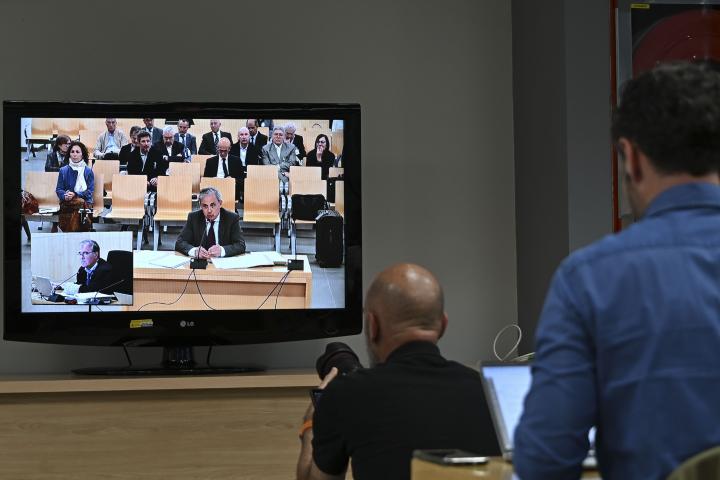 Pantalla en la sala de prensa muestra a Jordi Pujol Ferrusola declarando ante el juez.